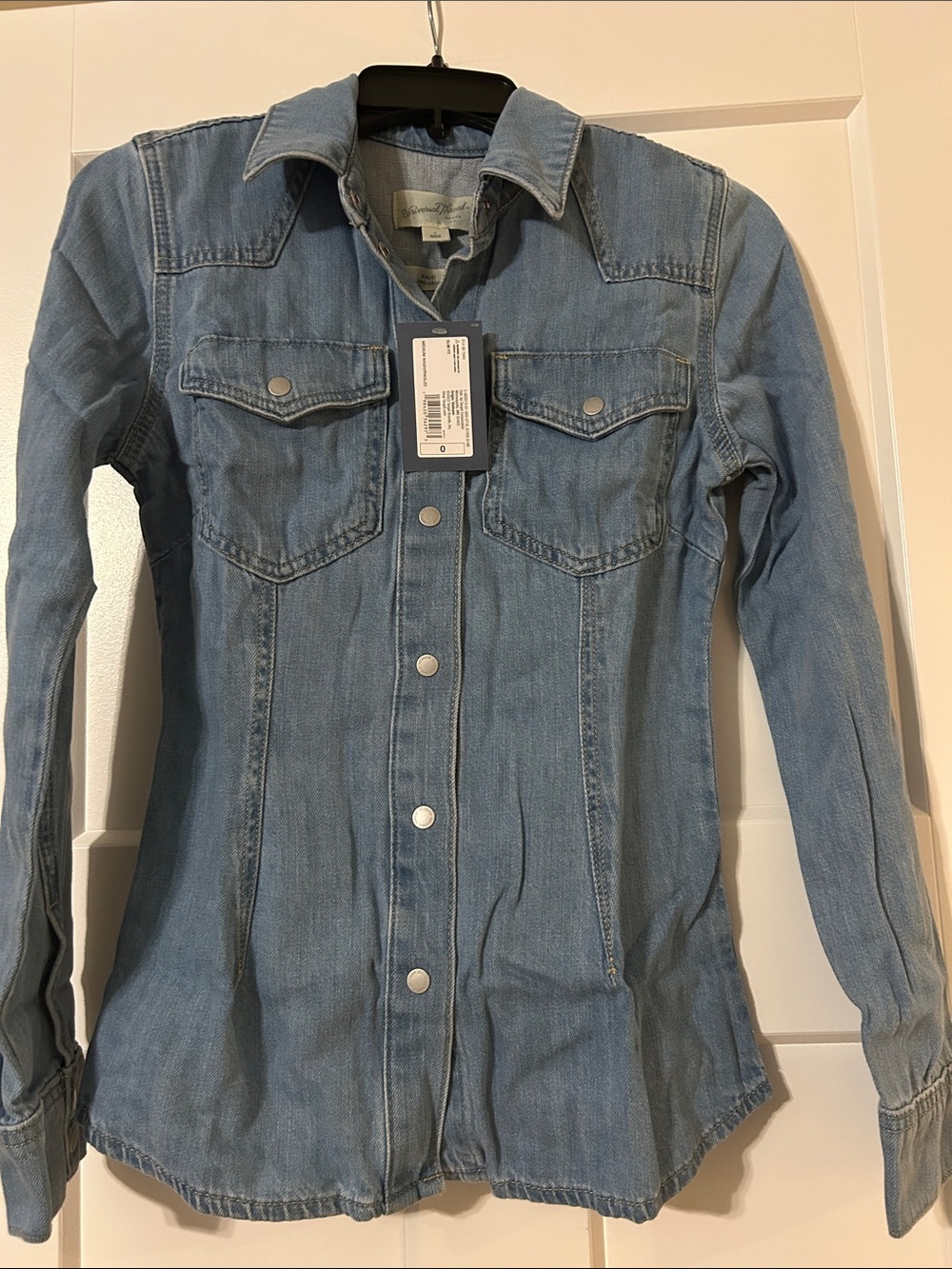 Universal Thread Women’s Size 0 Blue Denim Button-Up Shirt Slim Fit Long Sleeve